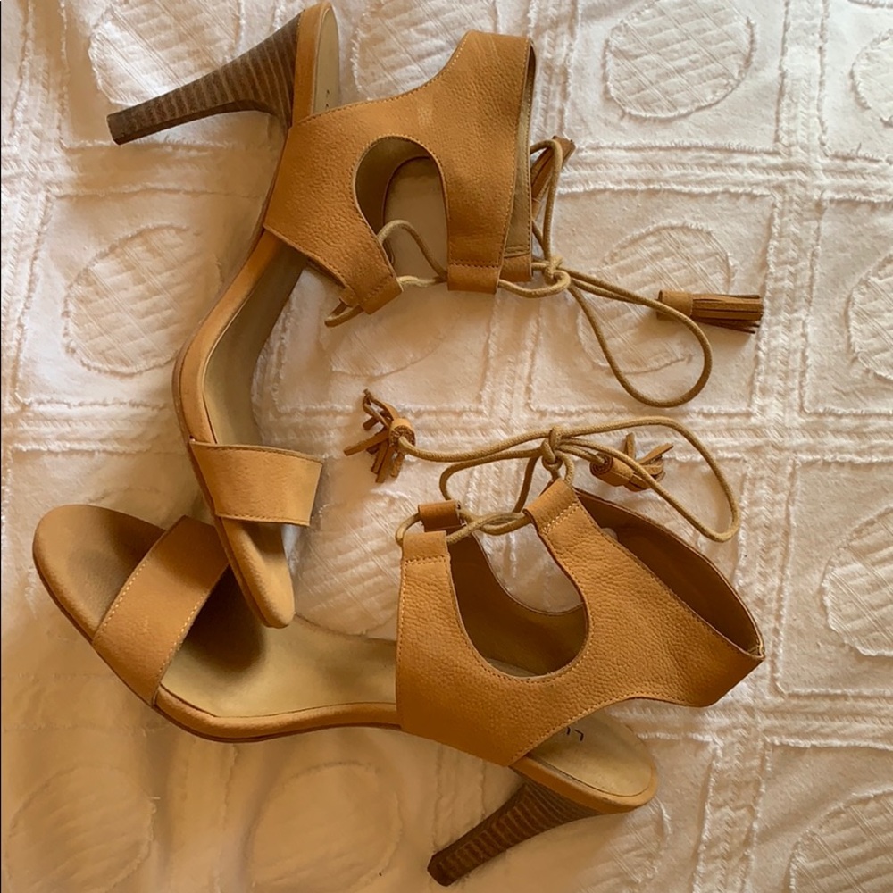 Lucky Brand Tan Tassle Tie Heels